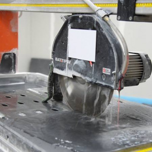 FACONNAGE – COUPE DROITE SUR DALLE 20MM AU METRE LINEAIRE